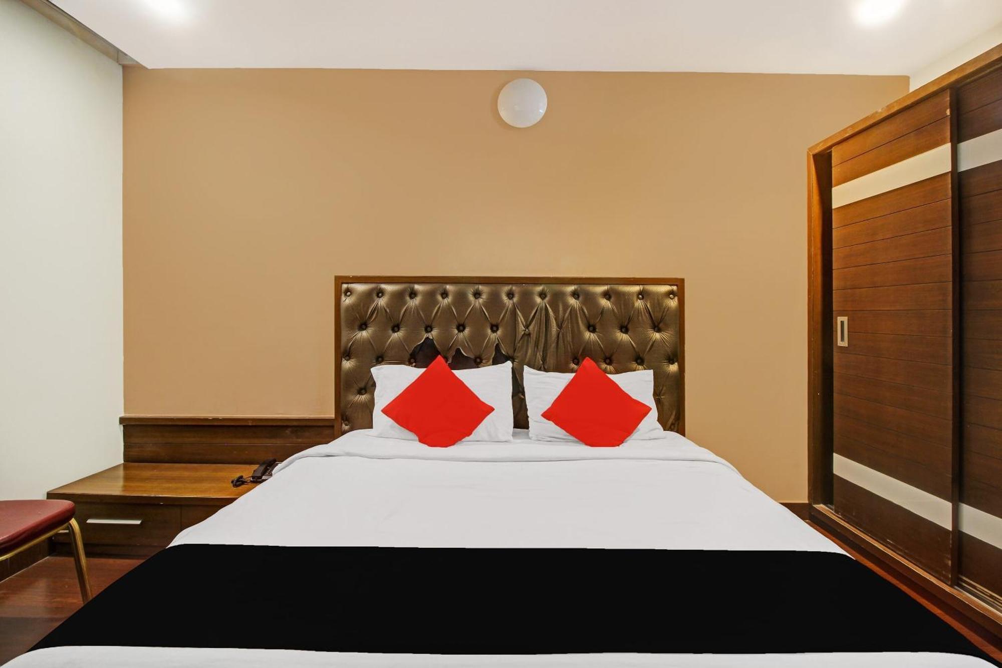 Collection O 82357 Hotel Surabhi Pride Trimulgherry Exterior photo